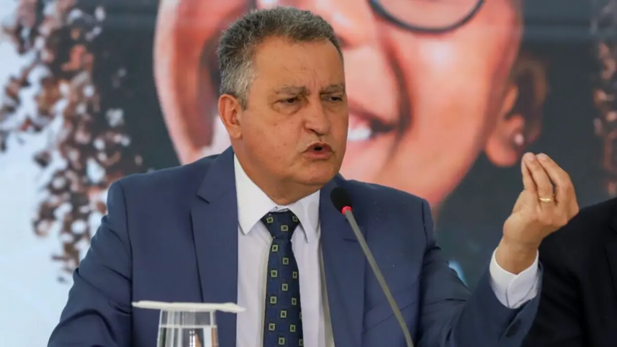 O ministro Rui Costa busca minimizar sanções diretas ao Brasil, priorizando negociação diplomática para resolver divergências com EUA e evitar danos à economia brasileira afetada pela crise global.