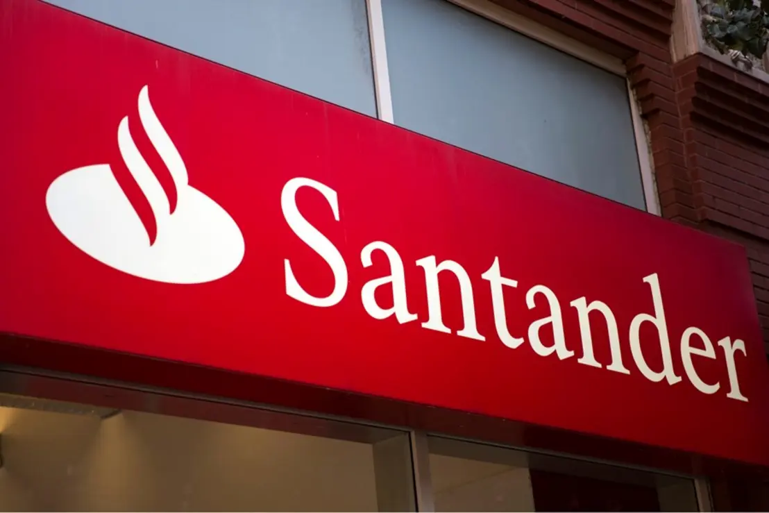 Santander divulga resultados que impressionam analistas, JPMorgan enxerga oportunidade de investimento em caso de novas quedas. As altas provisões para contingências impactam a percepção do mercado.