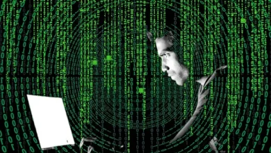 Hackers invade empresa ligada ao Pix, desviam R$ 400 milhões e acessam dados confidenciais, usando técnicas de phishing e "man-in-the-middle", alerta para a importância da segurança online.