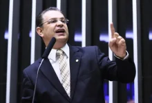 O Supremo Tribunal Federal autorizou operação contra ex-presidente, incluindo medida restritiva com uso de tornozeleira eletrônica para monitorar deslocamento e garantir segurança e ordem pública.
