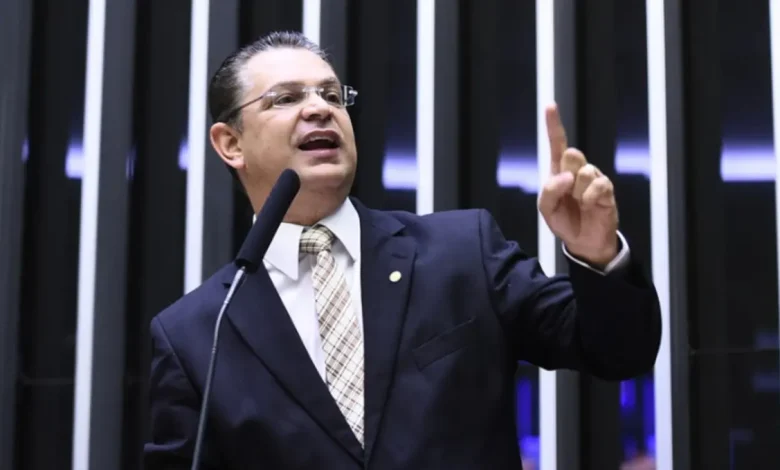 Operação contra ex-presidente autorizada pelo STF 1 O Supremo Tribunal Federal autorizou operação contra ex-presidente, incluindo medida restritiva com uso de tornozeleira eletrônica para monitorar deslocamento e garantir segurança e ordem pública.