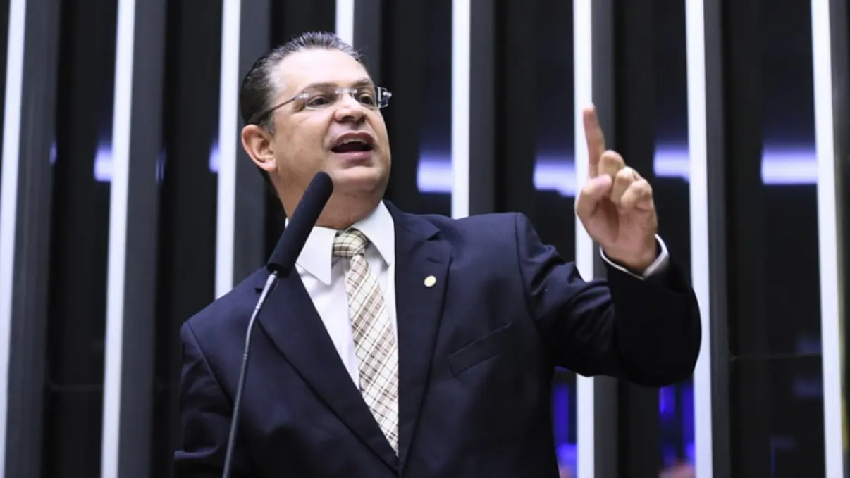 O Supremo Tribunal Federal autorizou operação contra ex-presidente, incluindo medida restritiva com uso de tornozeleira eletrônica para monitorar deslocamento e garantir segurança e ordem pública.