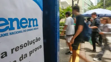 A rede de fraudes do Exame Nacional do Ensino Médio (Enem) é mais ampla do que se pensava, com crimes como publicidade enganosa e uso indevido de sinais públicos do governo federal, envolvendo recuperação de R$ 3 milhões desviados, acordo com a Polícia Federal.