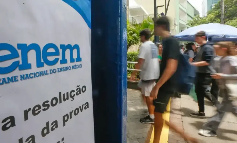 A rede de fraudes do Exame Nacional do Ensino Médio (Enem) é mais ampla do que se pensava, com crimes como publicidade enganosa e uso indevido de sinais públicos do governo federal, envolvendo recuperação de R$ 3 milhões desviados, acordo com a Polícia Federal.