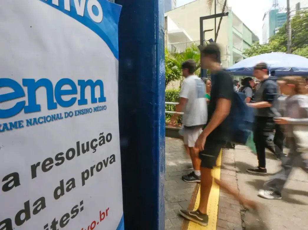 A rede de fraudes do Exame Nacional do Ensino Médio (Enem) é mais ampla do que se pensava, com crimes como publicidade enganosa e uso indevido de sinais públicos do governo federal, envolvendo recuperação de R$ 3 milhões desviados, acordo com a Polícia Federal.