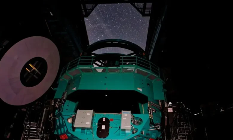 Os Segredos da Cosmologia com o Supertelescópio Vera C. Rubin 1 Descubra os segredos da cosmologia com o supertelescópio Vera C. Rubin, uma das mais avançadas ferramentas astronômicas, que revela imagens de galáxias distantes e permite investigar a formação do universo.