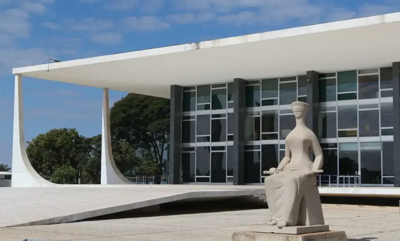 Julgamento do golpe: Núcleo 3 será interrogado no STF 1 Julgamento da tentativa de golpe segue em andamento no STF. Núcleo 3, acusado de sequestro e assassinato de autoridades, terá interrogatório nesta segunda. Núcleos 2 e 4 já concluíram depoimentos, com acusações de disseminação de fake news e elaboração da "minuta do golpe".