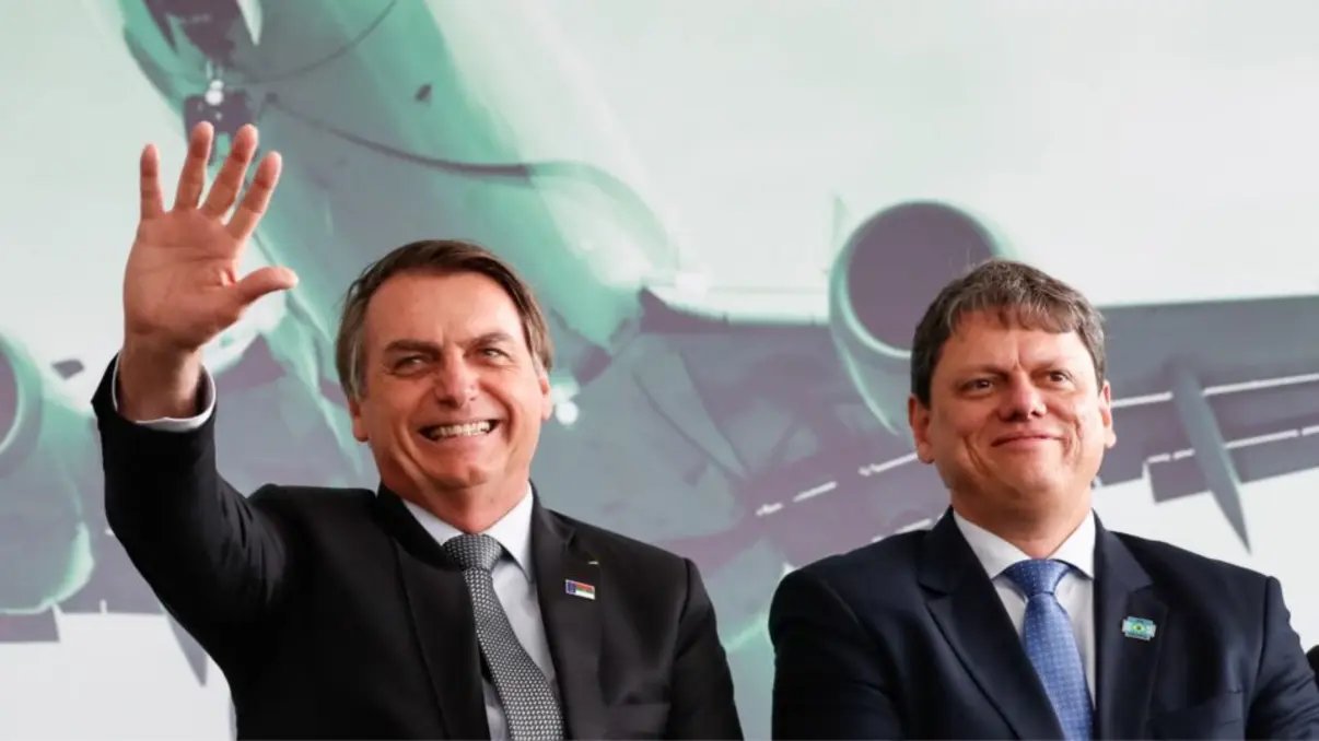 O ministro do Supremo Tribunal Federal, Tarcísio de Freitas, defendeu a tornozeleira eletrônica como forma de assegurar a ordem pública e estabilidade do país, argumentando que é medida mais branda e eficaz para evitar a fuga do acusado.