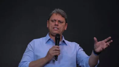 O governador paulista Tarcísio de Freitas reuniu-se com o encarregado de negócios da Embaixada para discutir consequências da taxação, abordando temas sensíveis como cooperação internacional e competitividade econômica.