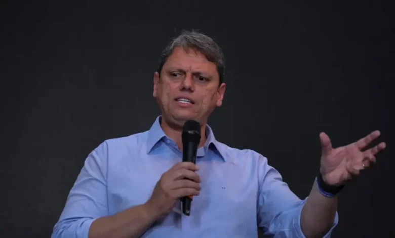 O governador paulista Tarcísio de Freitas reuniu-se com o encarregado de negócios da Embaixada para discutir consequências da taxação, abordando temas sensíveis como cooperação internacional e competitividade econômica.
