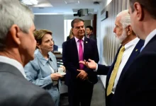 Delegação de senadores brasileiros chega aos EUA para negociar tarifas de 50% impostas a produtos brasileiros pela administração americana. Reuniões com empresários e parlamentares americanos visam aproximar os países e reverter o impacto das tarifas no comércio brasileiro.