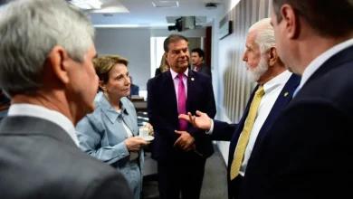 Delegação de senadores brasileiros chega aos EUA para negociar tarifas de 50% impostas a produtos brasileiros pela administração americana. Reuniões com empresários e parlamentares americanos visam aproximar os países e reverter o impacto das tarifas no comércio brasileiro.