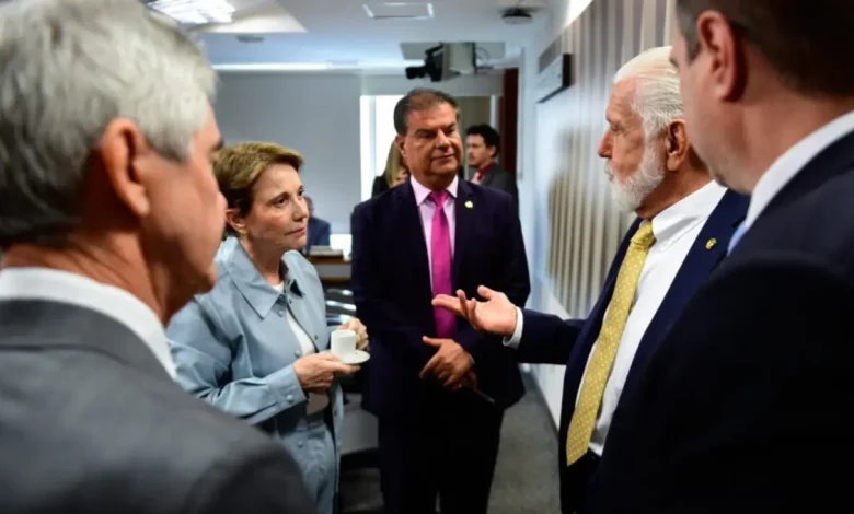 Senadores Brasileiros em Washington para Negociar Tarifas sobre Produtos Brasileiros 1 Delegação de senadores brasileiros chega aos EUA para negociar tarifas de 50% impostas a produtos brasileiros pela administração americana. Reuniões com empresários e parlamentares americanos visam aproximar os países e reverter o impacto das tarifas no comércio brasileiro.