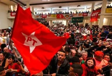 Os militantes do PT escolhem o próximo presidente nacional, definindo o rumo da legenda nos próximos quatro anos. Candidatos como Gleisi Hoffmann, Alessandro Molon e Paulo Paim disputam a liderança, com consequências para a política nacional.