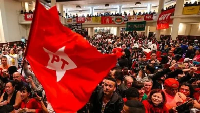 Os militantes do PT escolhem o próximo presidente nacional, definindo o rumo da legenda nos próximos quatro anos. Candidatos como Gleisi Hoffmann, Alessandro Molon e Paulo Paim disputam a liderança, com consequências para a política nacional.