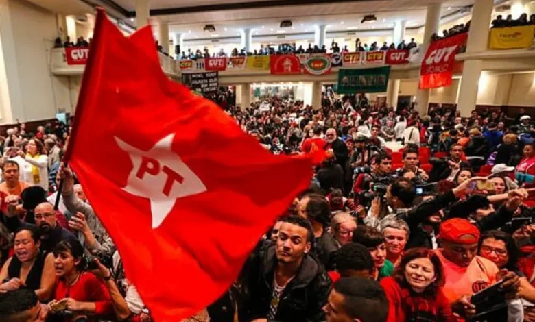 Os militantes do PT escolhem o próximo presidente nacional, definindo o rumo da legenda nos próximos quatro anos. Candidatos como Gleisi Hoffmann, Alessandro Molon e Paulo Paim disputam a liderança, com consequências para a política nacional.