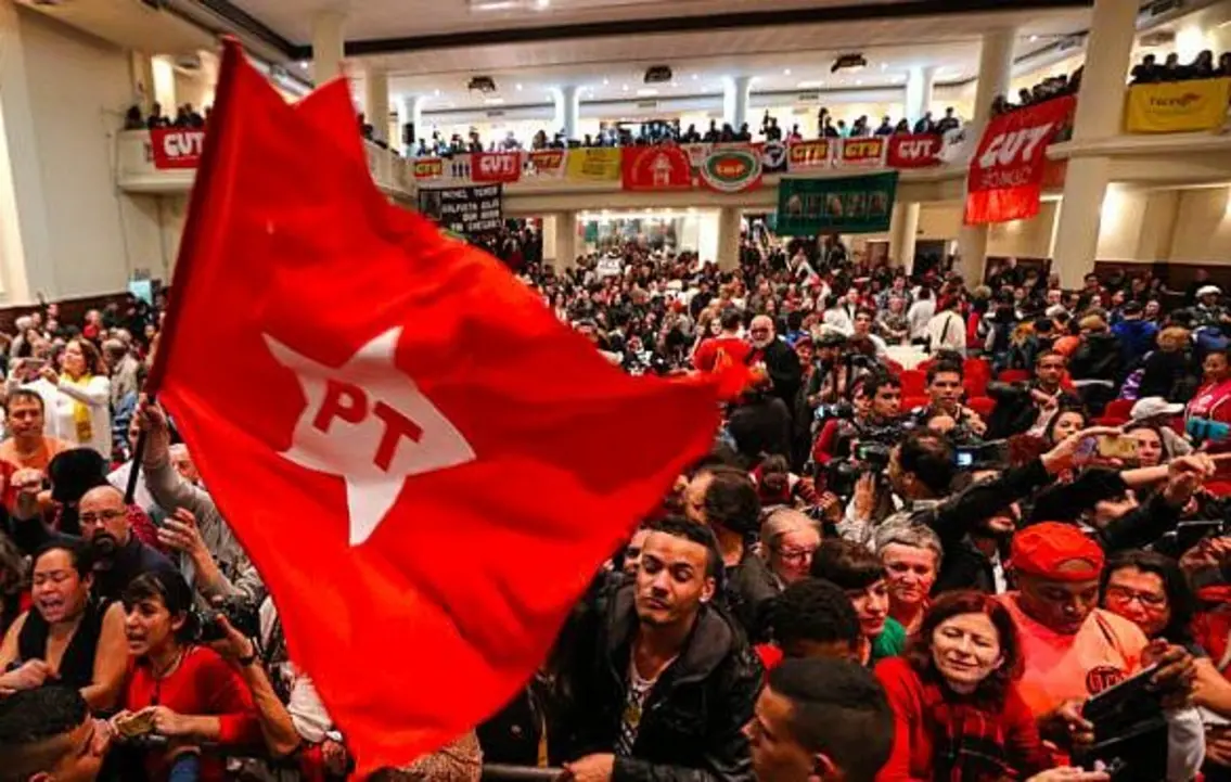 Os militantes do PT escolhem o próximo presidente nacional, definindo o rumo da legenda nos próximos quatro anos. Candidatos como Gleisi Hoffmann, Alessandro Molon e Paulo Paim disputam a liderança, com consequências para a política nacional.