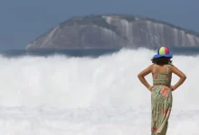 Alerta de ressaca no Rio de Janeiro em vigor até quinta-feira à noite. Ondas de até 3,5 metros causam transtornos, inundações e alagamentos. Ciclovia Tim Maia e quiosques da orla estão fechados. Evite o mar e siga orientações do Corpo de Bombeiros.