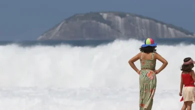 Alerta de ressaca no Rio de Janeiro em vigor até quinta-feira à noite. Ondas de até 3,5 metros causam transtornos, inundações e alagamentos. Ciclovia Tim Maia e quiosques da orla estão fechados. Evite o mar e siga orientações do Corpo de Bombeiros.