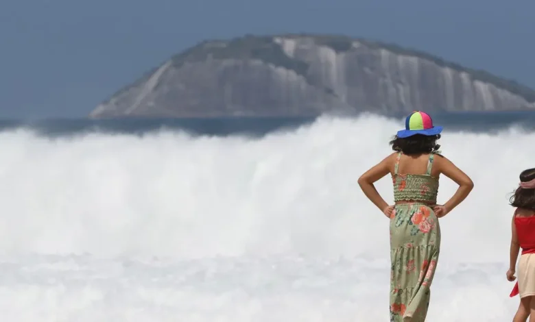 Alerta de Ressaca no Rio: Ondas de 3,5 Metros Causam Transtornos 1 Alerta de ressaca no Rio de Janeiro em vigor até quinta-feira à noite. Ondas de até 3,5 metros causam transtornos, inundações e alagamentos. Ciclovia Tim Maia e quiosques da orla estão fechados. Evite o mar e siga orientações do Corpo de Bombeiros.