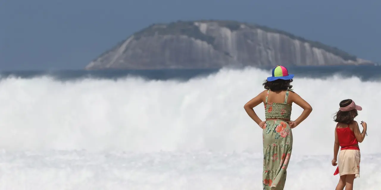Alerta de ressaca no Rio de Janeiro em vigor até quinta-feira à noite. Ondas de até 3,5 metros causam transtornos, inundações e alagamentos. Ciclovia Tim Maia e quiosques da orla estão fechados. Evite o mar e siga orientações do Corpo de Bombeiros.
