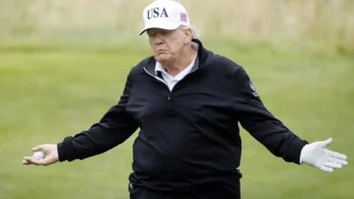 Trump impõe tarifas de 50% aos produtos brasileiros a partir de 1º de agosto, alegando déficit comercial e julgamento de Bolsonaro. Lula critica a decisão como "chantagem" e promete resposta.