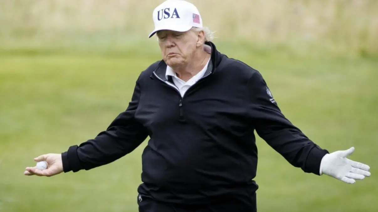 Trump impõe tarifas de 50% aos produtos brasileiros a partir de 1º de agosto, alegando déficit comercial e julgamento de Bolsonaro. Lula critica a decisão como "chantagem" e promete resposta.
