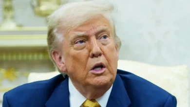 O presidente americano Trump rebate críticas sobre sua ligação com Jeffrey Epstein, negando conhecimento sobre abusos sexuais e lista de clientes famosos do controverso empresário, mas rumores e declarações anteriores suscitam questionamentos sobre sua sinceridade.