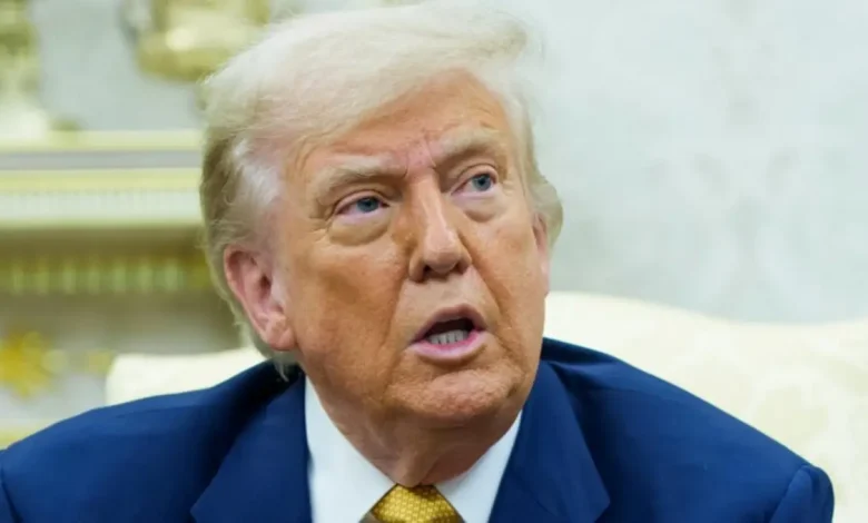 O presidente americano Trump rebate críticas sobre sua ligação com Jeffrey Epstein, negando conhecimento sobre abusos sexuais e lista de clientes famosos do controverso empresário, mas rumores e declarações anteriores suscitam questionamentos sobre sua sinceridade.