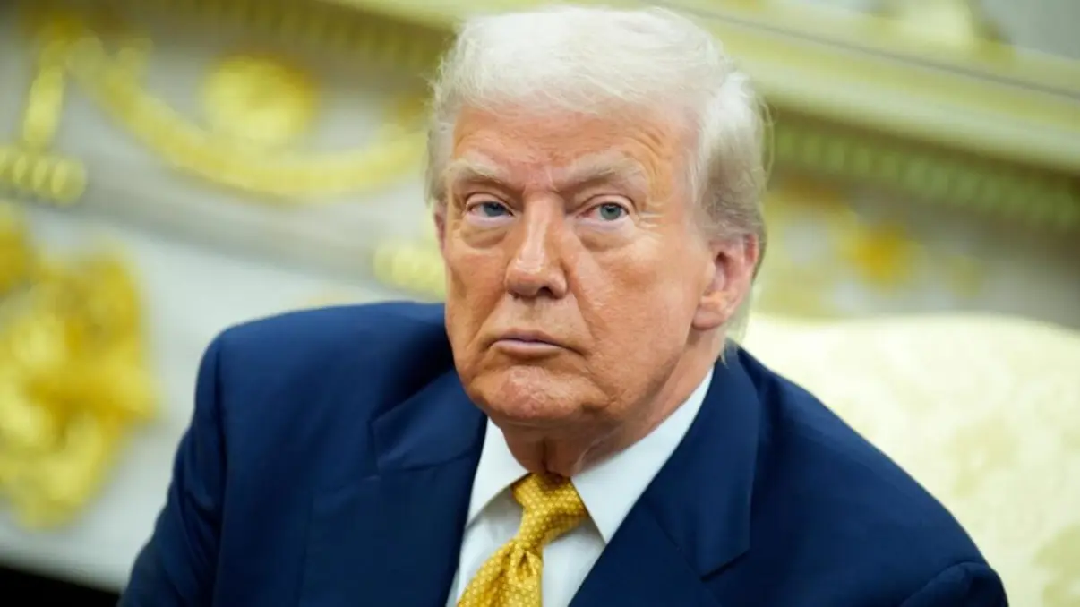 Trump anuncia acordo estratégico com Japão, o terceiro em um dia, fortalecendo relações com países asiáticos. O acordo visa ampliar cooperação em comércio, segurança e tecnologia, demonstrando a importância da região Ásia-Pacífico para a administração.