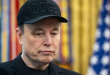 Donald Trump defende Elon Musk e a Tesla em meio à queda das ações da empresa. Trump afirma desejar o sucesso de Musk e de todas as empresas americanas, considerando-o um benefício para o país.