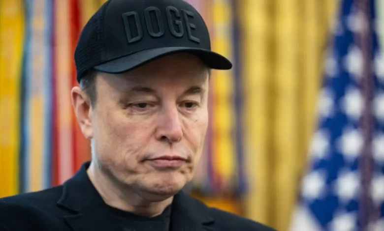 Donald Trump defende Elon Musk e a Tesla em meio à queda das ações da empresa. Trump afirma desejar o sucesso de Musk e de todas as empresas americanas, considerando-o um benefício para o país.