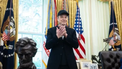 Elon Musk muda tom e elogia Donald Trump em público após semanas de trocas de acusações, indicando uma possível reconciliação entre os líderes mundiais mais controversos do recente passado.