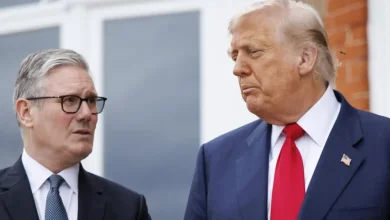 Trump ameaça tarifas de 15% a 20% em importações de países sem acordo comercial até sexta-feira. A medida visa estimular acordos bilaterais e garantir contribuição justa dos parceiros comerciais.