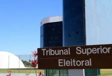 O Tribunal Superior Eleitoral lança grupo de trabalho para detectar e impugnar notícias falsas e manipuladas, com especialistas em análise de dados, ciência da computação e segurança cibernética, para garantir transparência e credibilidade do processo eleitoral.