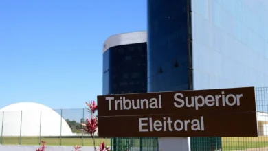 O Tribunal Superior Eleitoral lança grupo de trabalho para detectar e impugnar notícias falsas e manipuladas, com especialistas em análise de dados, ciência da computação e segurança cibernética, para garantir transparência e credibilidade do processo eleitoral.