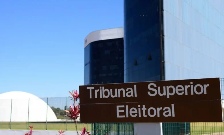 O Tribunal Superior Eleitoral lança grupo de trabalho para detectar e impugnar notícias falsas e manipuladas, com especialistas em análise de dados, ciência da computação e segurança cibernética, para garantir transparência e credibilidade do processo eleitoral.