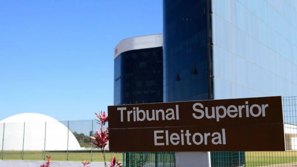 O Tribunal Superior Eleitoral lança grupo de trabalho para detectar e impugnar notícias falsas e manipuladas, com especialistas em análise de dados, ciência da computação e segurança cibernética, para garantir transparência e credibilidade do processo eleitoral.