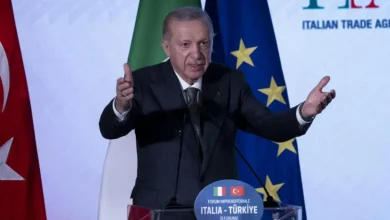 Turquia reage ao ataque israelense à Síria, ameaçando reforçar sua defesa para garantir estabilidade na área e proteger interesses na região, em meio a tensões com Israel e Rússia.