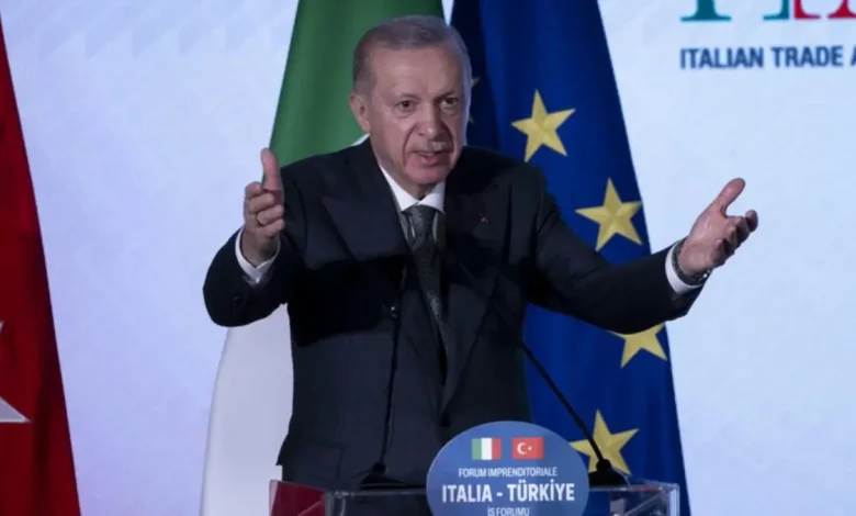Turquia reage ao ataque israelense à Síria 1 Turquia reage ao ataque israelense à Síria, ameaçando reforçar sua defesa para garantir estabilidade na área e proteger interesses na região, em meio a tensões com Israel e Rússia.