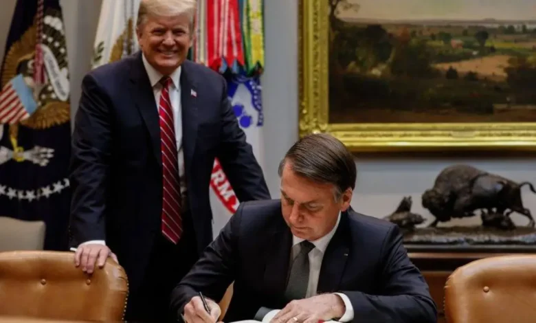 Ex-presidente dos EUA, Donald Trump, e presidente brasileiro, Jair Bolsonaro, trocaram mensagens em rede social, reforçando sua amizade política e solidariedade à luta política de cada um, apesar da perseguição política que consideram enfrentar.