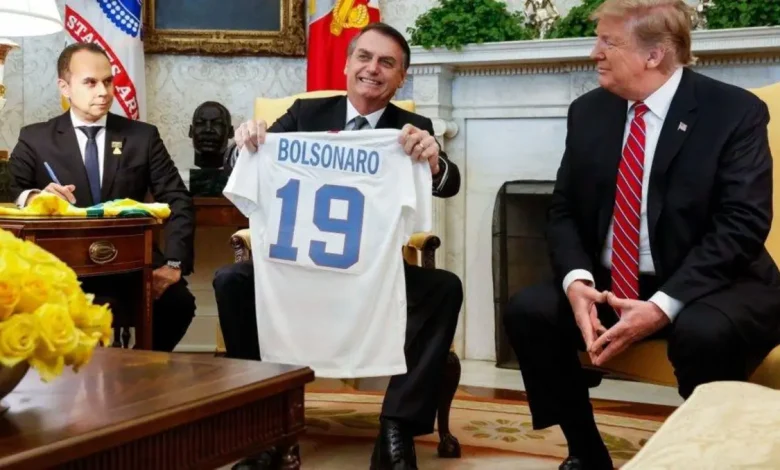 Relação entre a Embaixada dos EUA e o Governo brasileiro é objeto de atenção crescente, após a missão diplomática americana reforçar seu apoio ao presidente Jair Bolsonaro, enquanto o Brasil convoca diplomatas internacionais para consultas diplomáticas.