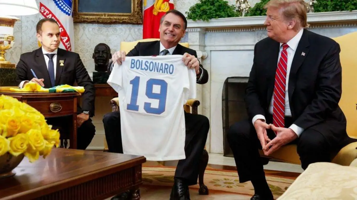 Relação entre a Embaixada dos EUA e o Governo brasileiro é objeto de atenção crescente, após a missão diplomática americana reforçar seu apoio ao presidente Jair Bolsonaro, enquanto o Brasil convoca diplomatas internacionais para consultas diplomáticas.