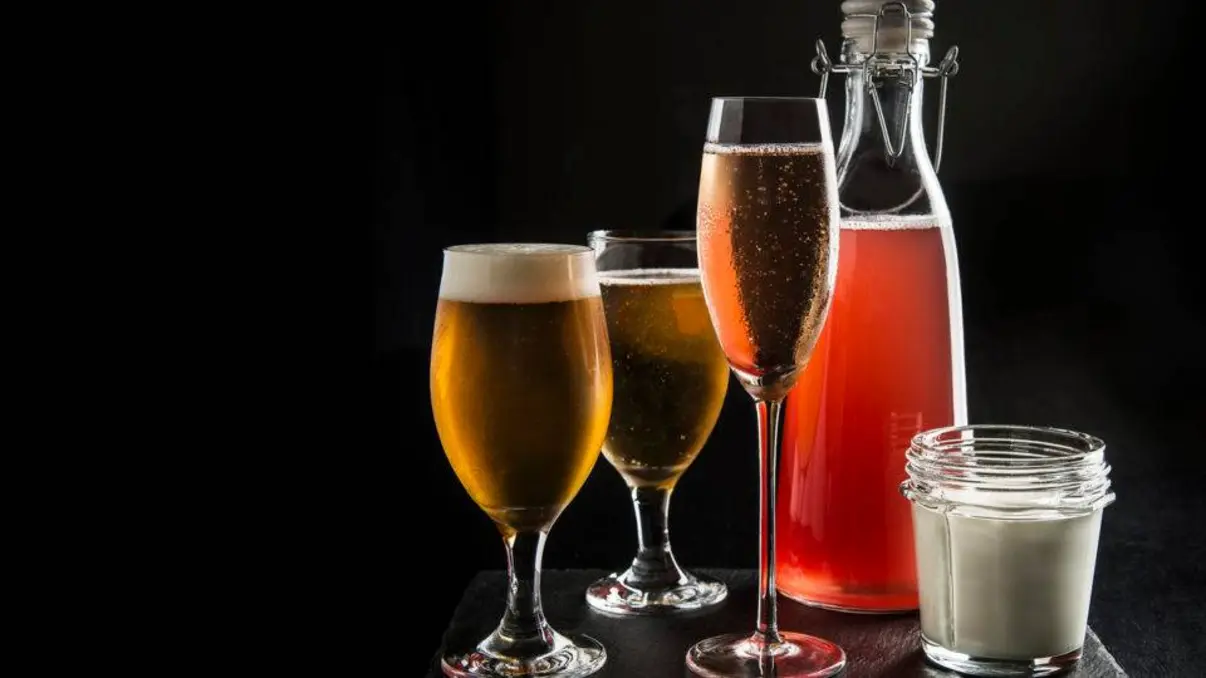 Novo projeto de lei propõe alíquota específica para bebidas alcoólicas no Brasil, com taxas de 0,5% para cervejas e bebidas nacionais e 1% para importadas, visando gerar recursos para o Estado e regular o mercado.