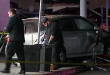 Veículo atropela multidão em East Hollywood, Los Angeles, ferindo mais de 30 pessoas, gerando pânico e desespero na madrugada de sexta-feira.