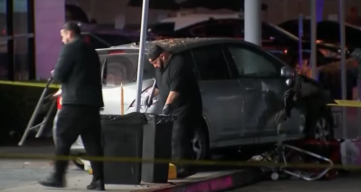 Veículo atropela multidão em East Hollywood, Los Angeles, ferindo mais de 30 pessoas, gerando pânico e desespero na madrugada de sexta-feira.