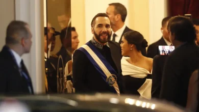 Declaração do presidente de El Salvador Nayib Bukele sobre acordo de troca de prisioneiros venezuelanos por americanos expõe complexa teia de interesses entre Venezuela e EUA, com implicações na política regional e influência de regimes autoritários.