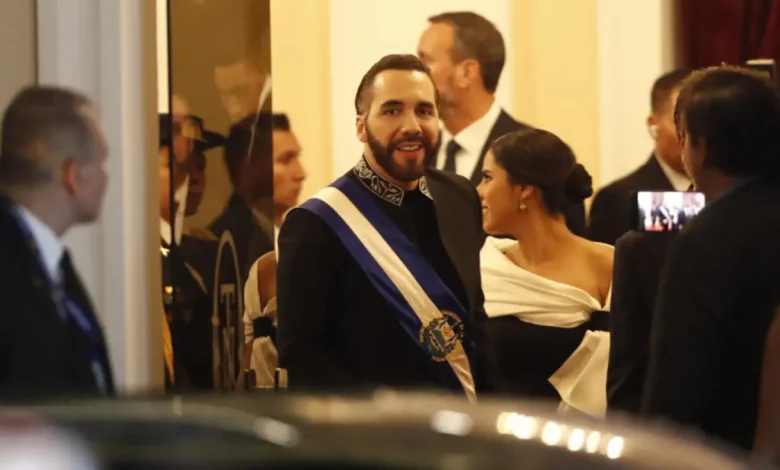 Declaração de Nayib Bukele sobre Acordo de Troca de Prisioneiros 1 Declaração do presidente de El Salvador Nayib Bukele sobre acordo de troca de prisioneiros venezuelanos por americanos expõe complexa teia de interesses entre Venezuela e EUA, com implicações na política regional e influência de regimes autoritários.
