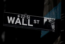 Wall Street's iconic placagem represents global capitalism's power. Despite Netflix's significant profit growth, investors' enthusiasm was muted due to focus on recent tech company results, and the company's stable growth and increased competition in the streaming market.