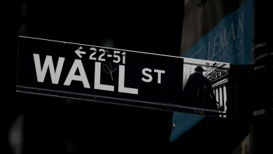 Wall Street's iconic placagem represents global capitalism's power. Despite Netflix's significant profit growth, investors' enthusiasm was muted due to focus on recent tech company results, and the company's stable growth and increased competition in the streaming market.